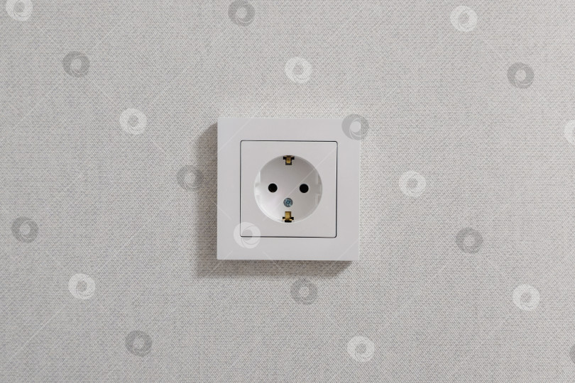 Скачать Одна белая розетка находится на белой стене. фотосток Ozero