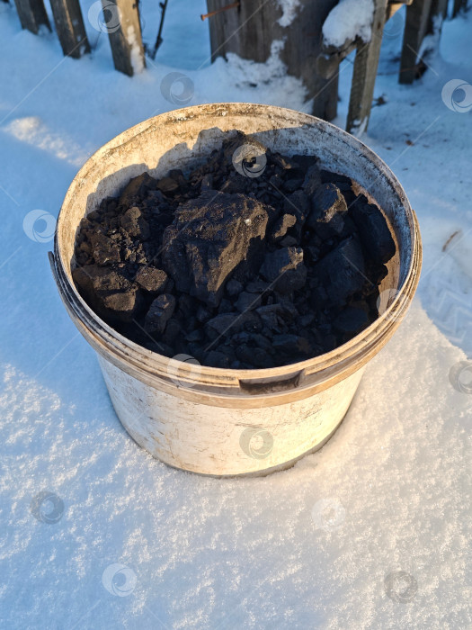 Скачать Ведро с углем для топки печи в деревне фотосток Ozero