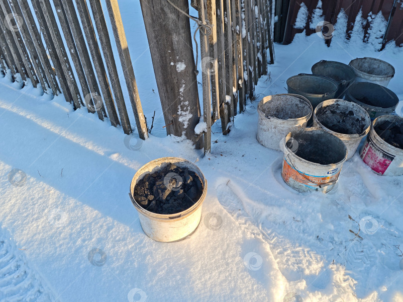 Скачать Ведро с углем для топки печи в деревне фотосток Ozero
