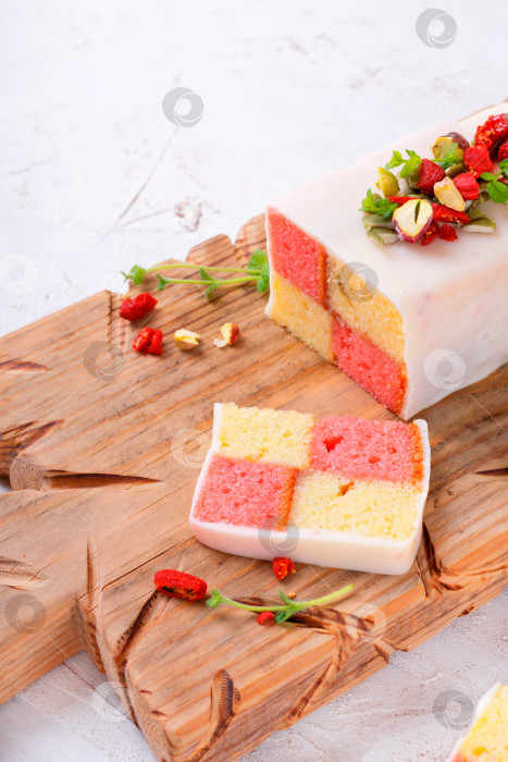 Скачать Торт "Баттенберг" - традиционный британский десерт с двухцветным бисквитом, завернутым в марципан. фотосток Ozero