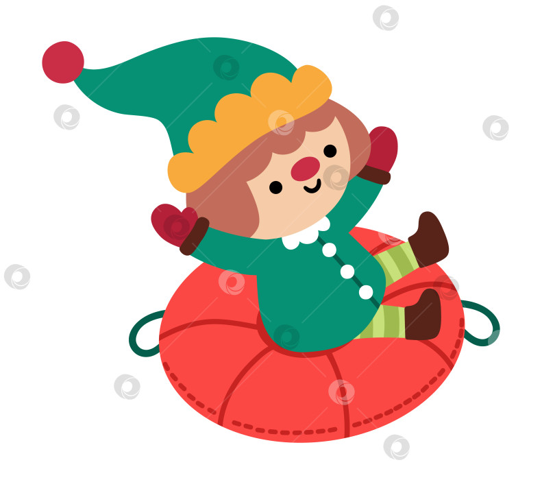 Скачать Векторный рождественский мальчик-эльф в зеленой шляпе, скользящий по надувной снежной трубе. Милый новогодний символ-гном, занимающийся зимними видами спорта, иллюстрация для детей. Значок зимнего праздничного гнома, выделенный на белом фоне фотосток Ozero