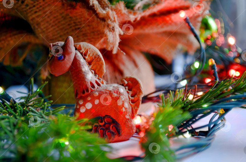 Скачать новогодняя глиняная лошадка фотосток Ozero