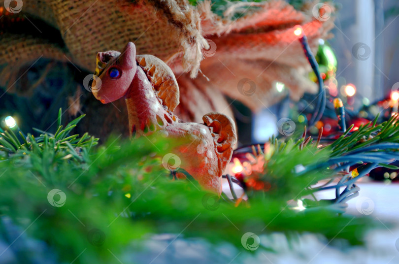 Скачать новогодняя глиняная лошадка фотосток Ozero