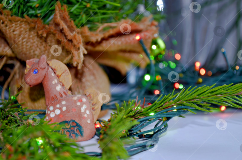 Скачать новогодняя глиняная лошадка фотосток Ozero