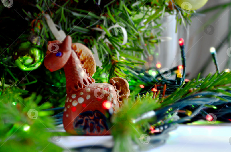 Скачать новогодняя глиняная лошадка фотосток Ozero