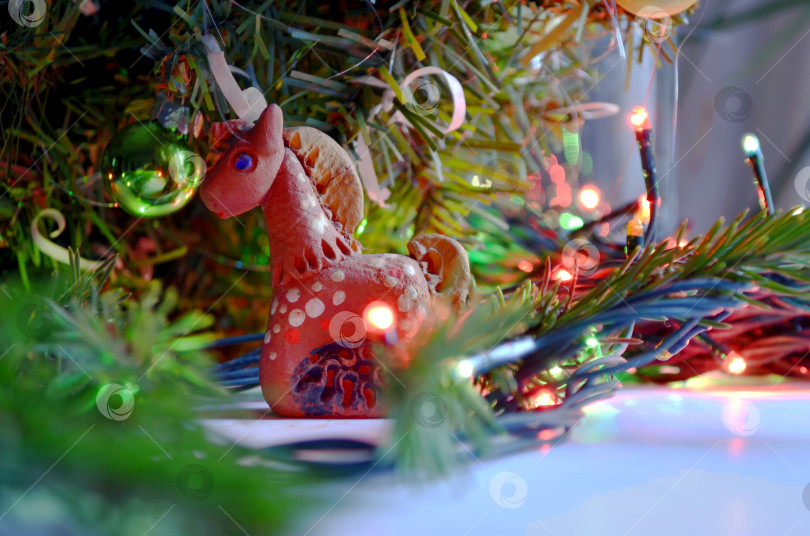 Скачать новогодняя глиняная лошадка фотосток Ozero