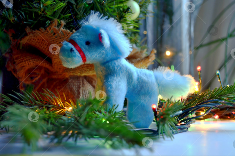 Скачать новогодняя игрушечная голубая лошадка фотосток Ozero