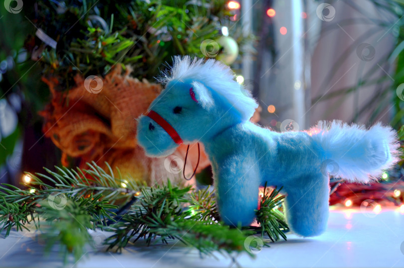 Скачать новогодняя игрушечная голубая лошадка фотосток Ozero