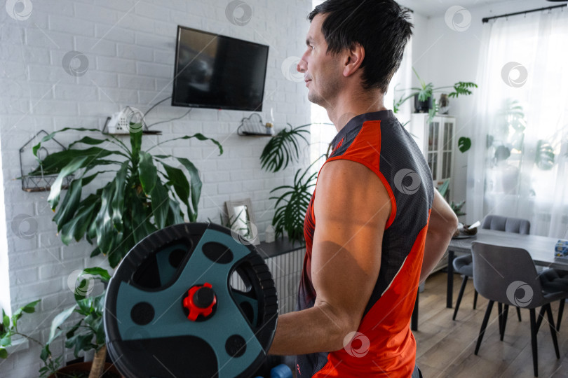 Скачать Силовая тренировка для мужчин дома с гантелями, упражнение на бицепсы с большим весом фотосток Ozero