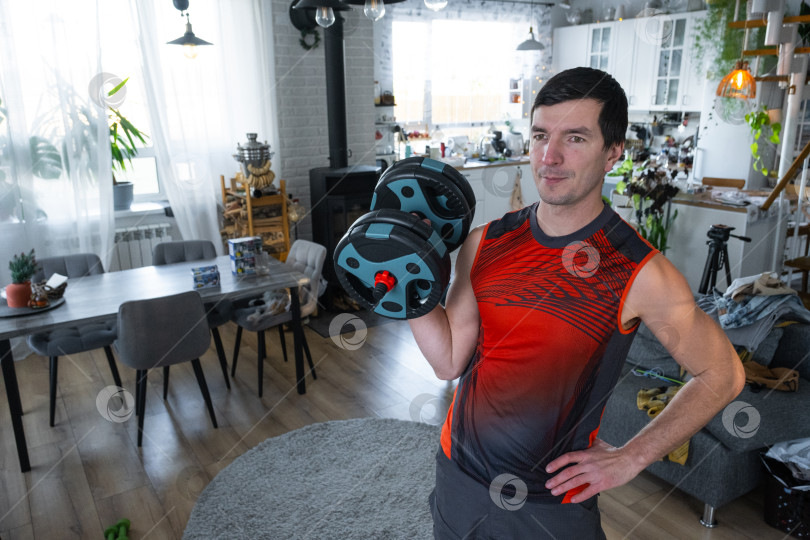 Скачать Силовая тренировка для мужчин дома с гантелями, упражнение на бицепсы с большим весом фотосток Ozero