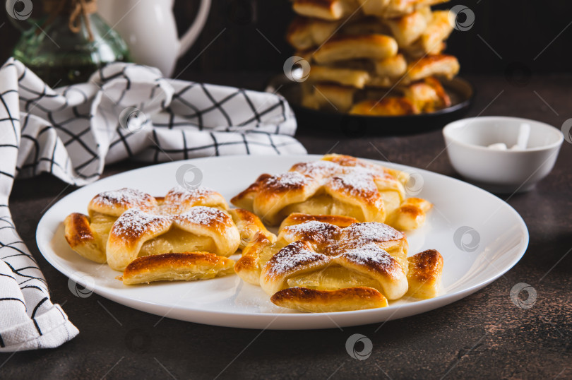 Скачать Сладкие слоеные пирожные с ананасом в сахарной пудре на столе фотосток Ozero