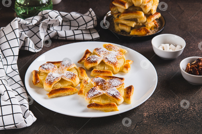 Скачать Мини-тарталетки с запеченными ананасами на тарелке на столе фотосток Ozero