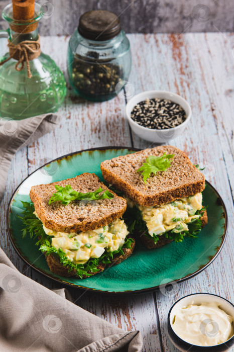 Скачать Яйца, авокадо на листьях салата, тосты на тарелке на столе, вид сверху фотосток Ozero