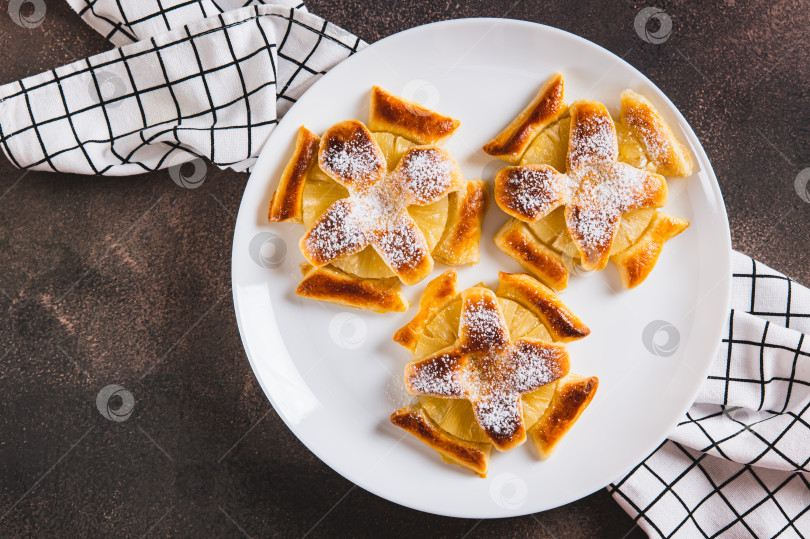Скачать Крупный план сладких слоеных пирожных с ананасами в сахарной пудре на столе вид сверху фотосток Ozero