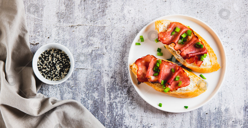 Скачать Запеченная брускетта с рикоттой и беконом на тарелке на столешнице посмотреть веб-баннер фотосток Ozero