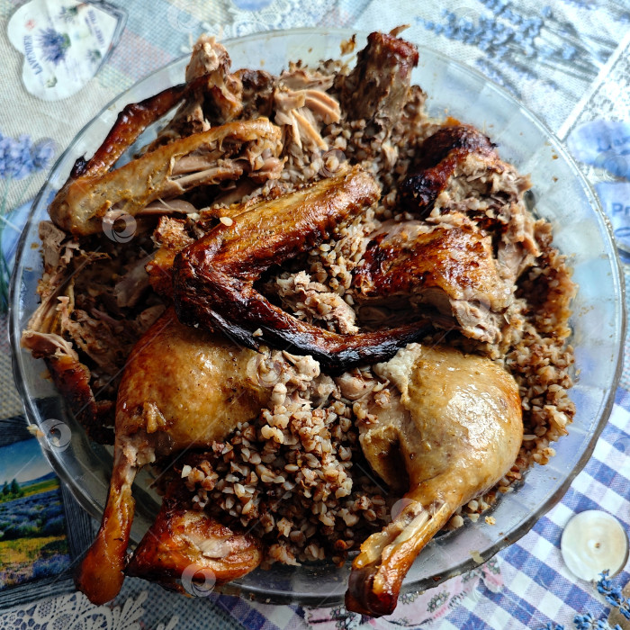 Скачать Готовое блюдо - утка фаршированная гречкой. Готовое блюдо - утка, фаршированная гречневой крупой. фотосток Ozero