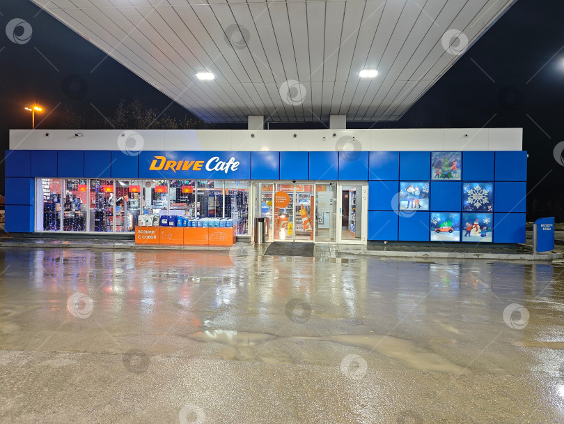 Скачать АЗС, автомобильная заправочная станция в городе Новосибирск, осень 2025. Газпромнефть. Автозаправочная станция, автомобильная заправка в Новосибирске, осень 2025 года. Газпромнефть. фотосток Ozero