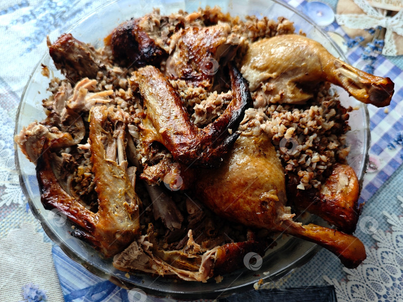 Скачать Готовое блюдо - утка фаршированная гречкой. Готовое блюдо - утка, фаршированная гречневой крупой. фотосток Ozero