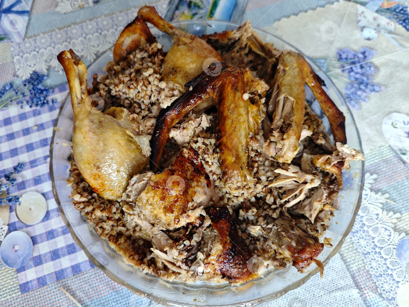 Скачать Готовое блюдо - утка фаршированная гречкой. Готовое блюдо - утка, фаршированная гречневой крупой. фотосток Ozero