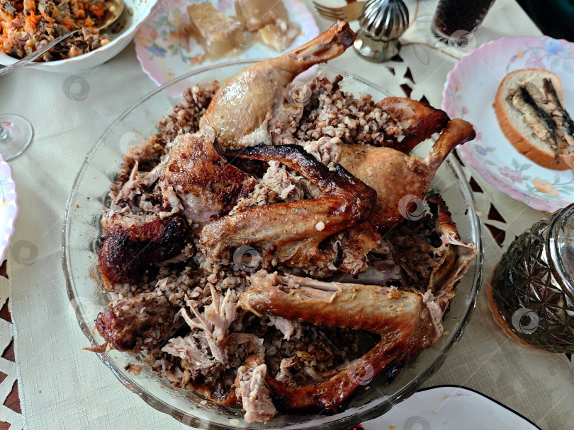 Скачать Готовое блюдо - утка фаршированная гречкой. Готовое блюдо - утка, фаршированная гречневой крупой. фотосток Ozero