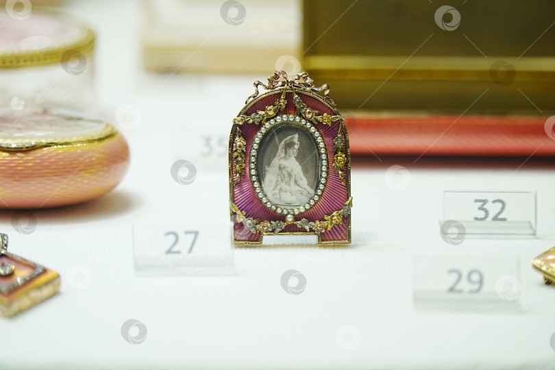 Скачать Фотография императрицы Александры Федоровны в музее Фаберже фотосток Ozero