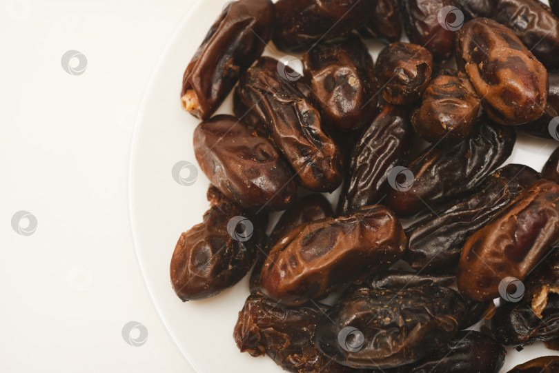 Скачать Сочные финики на тарелочке. Сухофрукты. Сладкие сухофрукты. фотосток Ozero