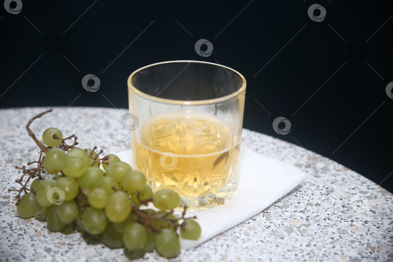Скачать Стакан белого вина фотосток Ozero