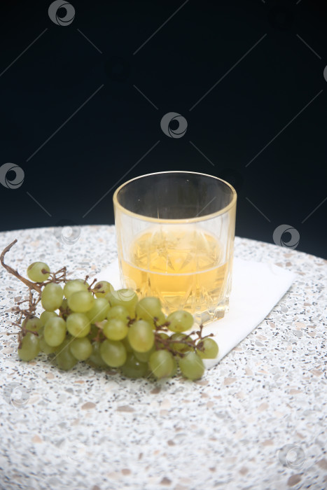 Скачать Стакан вина и зеленый виноград фотосток Ozero