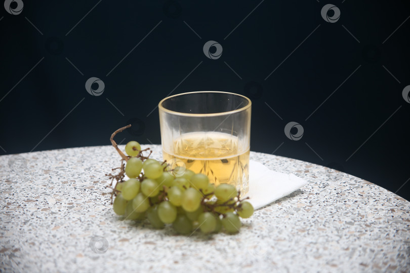 Скачать Стакан вина и зеленый виноград фотосток Ozero