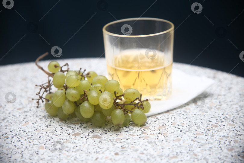 Скачать Стакан вина и зеленый виноград фотосток Ozero