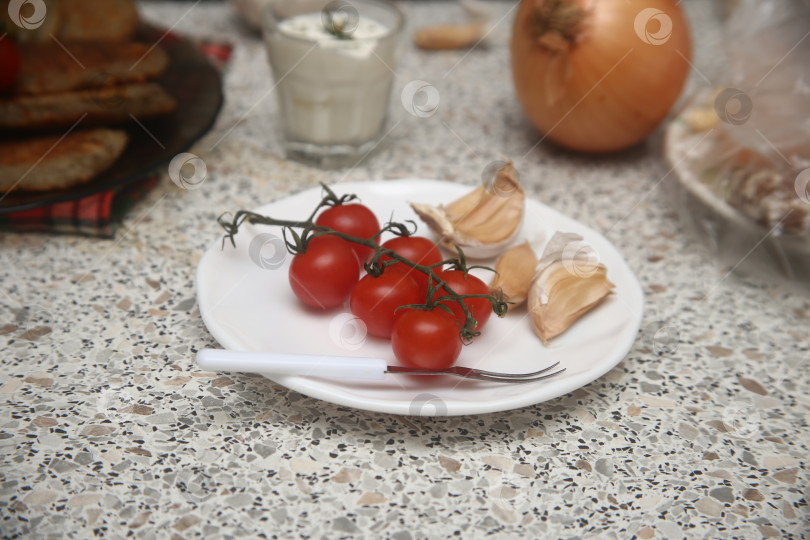 Скачать Помидоры черри красные на столе фотосток Ozero