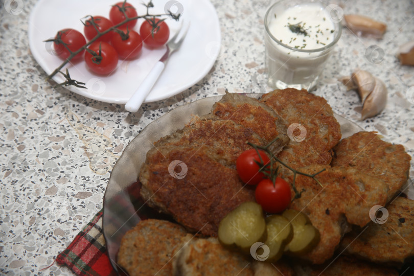 Скачать Жареные драники с солениями и овощами фотосток Ozero