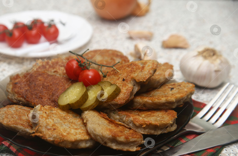 Скачать Жареные драники с солениями и томатами фотосток Ozero