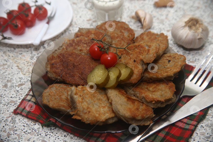 Скачать Жареные драники с солениями и овощамм фотосток Ozero
