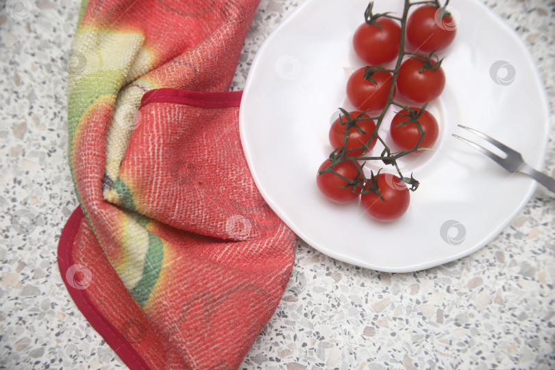 Скачать Овощи помидоры черри с салфеткой на тарелке фотосток Ozero