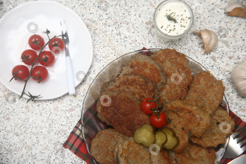 Скачать Жареные драники с солениями и овощами фотосток Ozero