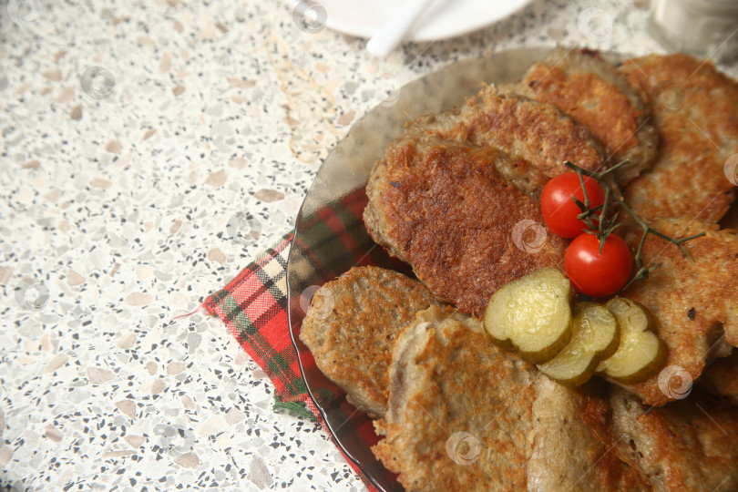 Скачать Жареные драники с солениями и соусом фотосток Ozero