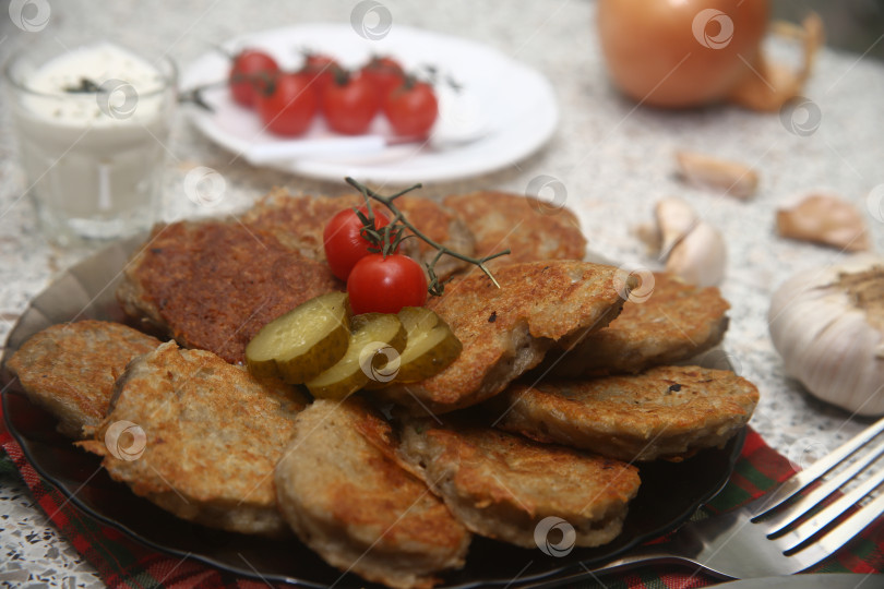 Скачать Жареные драники с солениями и овощами фотосток Ozero