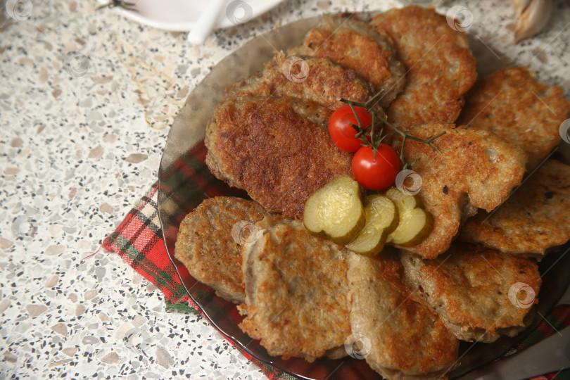 Скачать Жареные драники с солениями и овощами фотосток Ozero