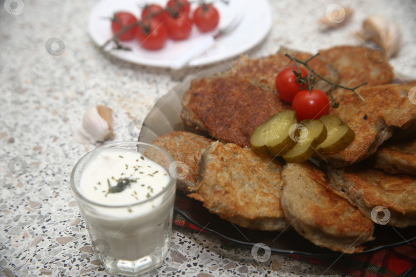 Скачать Жареные драники с солениями и  соусом фотосток Ozero