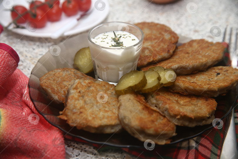 Скачать Жареные драники с солениями и овощами фотосток Ozero