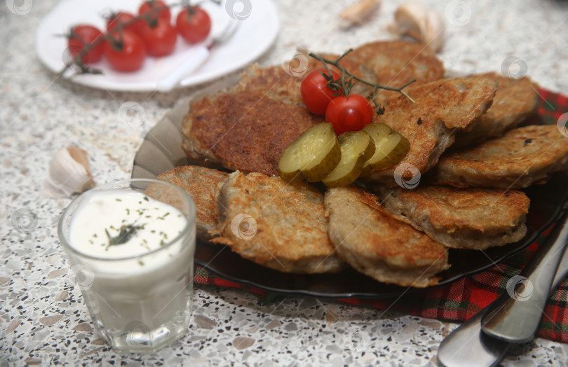 Скачать Жареные драники с солениями и овощами фотосток Ozero