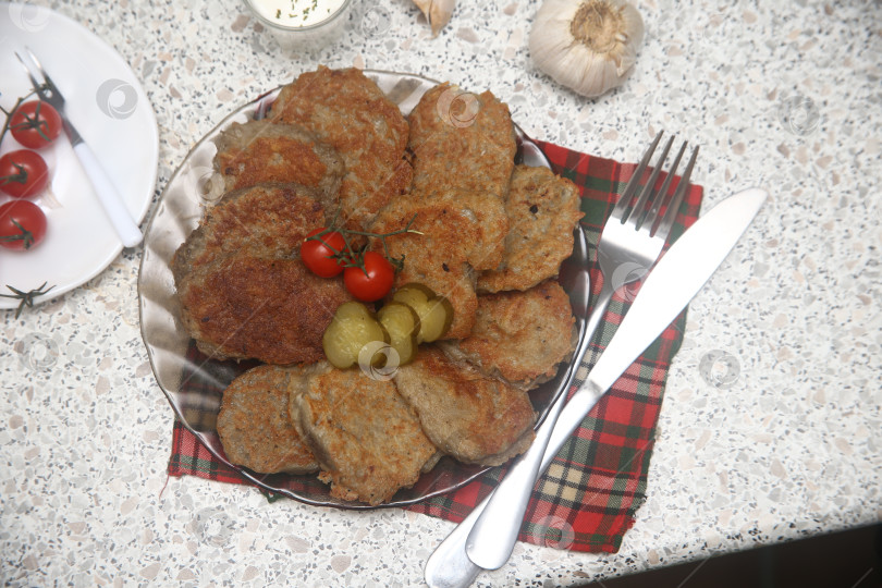 Скачать Жареные драники с солениями и соусом фотосток Ozero