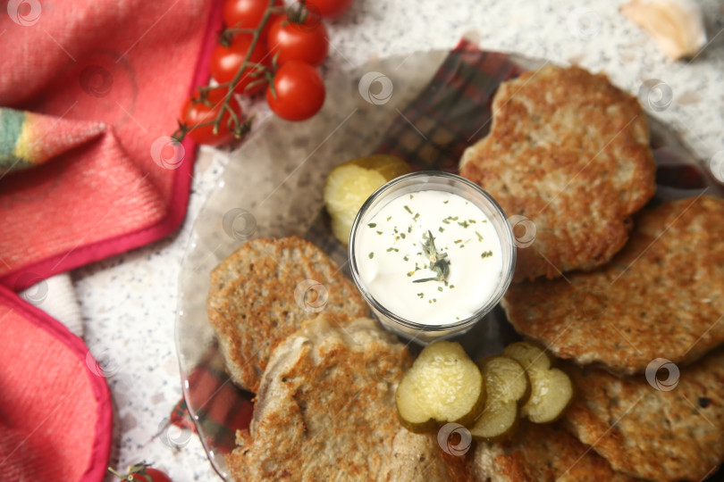 Скачать Блюдо жареные драники с овощами фотосток Ozero