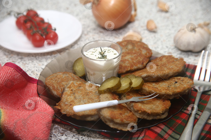 Скачать Блюдо жареные драники с овощами и приборами фотосток Ozero