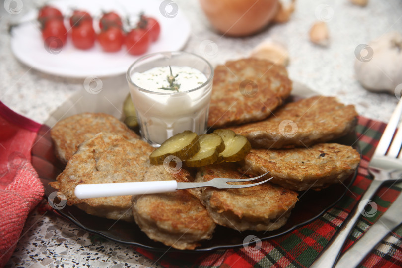 Скачать Блюдо жареные драники с овощами и приборами фотосток Ozero