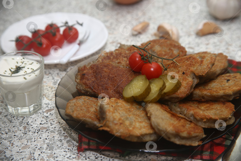 Скачать Жареные картофельные драники с соусом фотосток Ozero