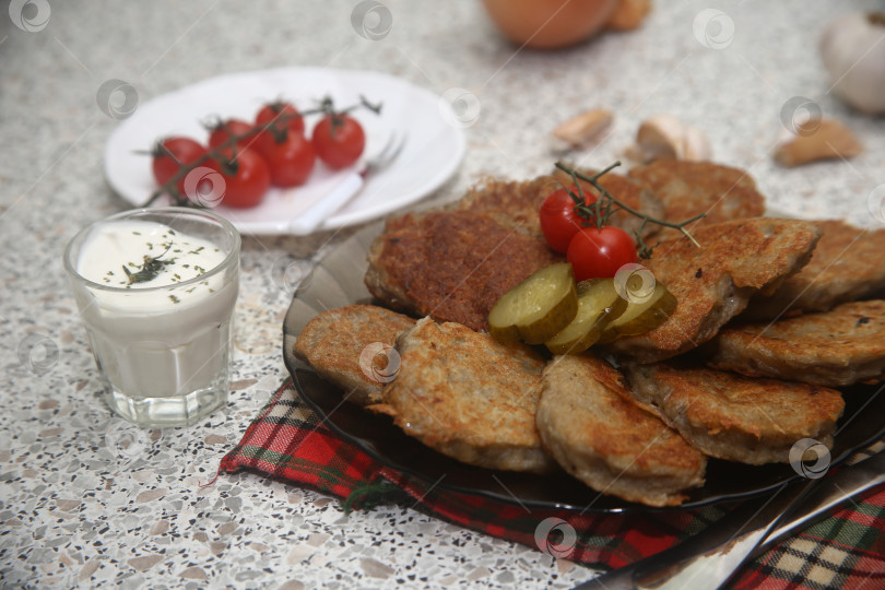 Скачать Жареные картофельные драники на тарелке с соусом фотосток Ozero