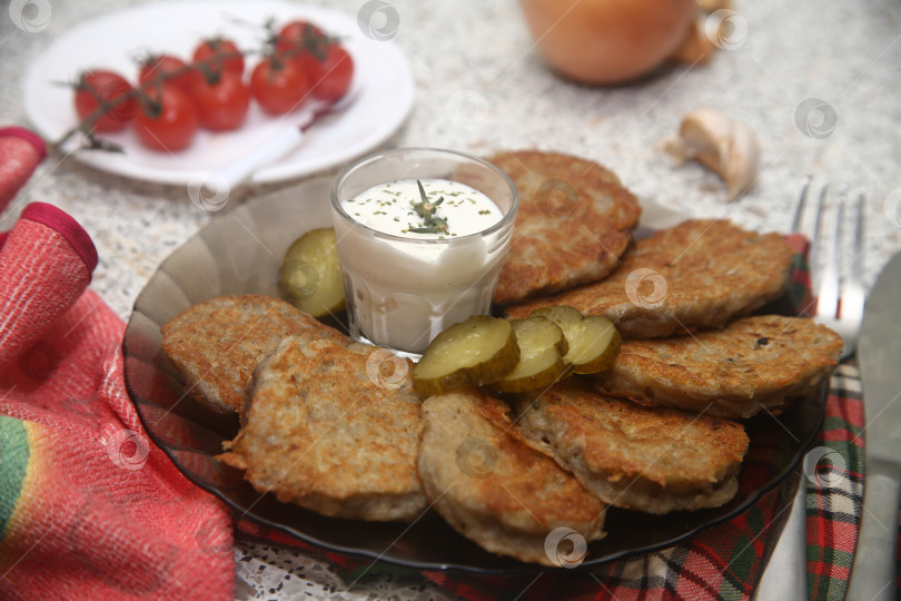 Скачать Жареные картофельные драники на тарелке фотосток Ozero