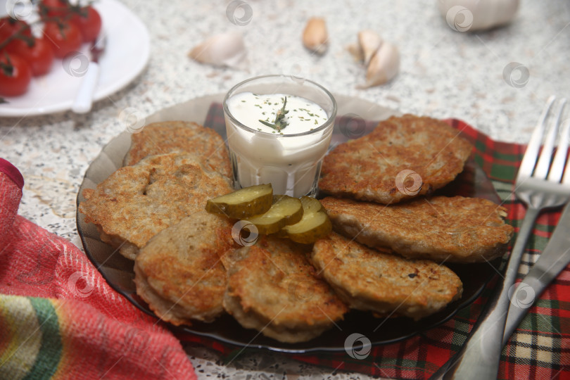 Скачать Жареные драники картофельные на столе фотосток Ozero